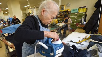 Tokyo (Japon), le 18 décembre 2015. Japonaise dans un centre de travail pour personnes âgées. (AFP PHOTO / Toru YAMANAKA )