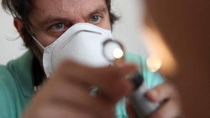 Un médecin en consultation dans le cadre de l¿épidémie de grippe A à Saint-Denis de la Réunion le 24 août 2009 (AFP)