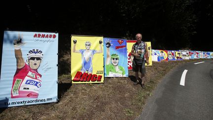 Quelle meilleure galerie que la route du Tour ? Yves, peintre et fan de v&eacute;lo, a crois&eacute; ses passions pour rendre hommage aux coureurs, le 15 juillet entre Pau et Cauterets. ( ERIC GAILLARD / REUTERS)