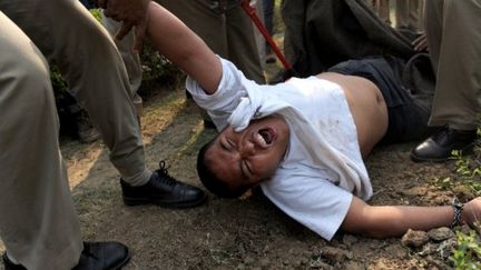 Sherab Tsedor a tenté de s'immoler devant l'ambasse de Chine en Inde. (ROBERTO SCHMIDT / AFP)