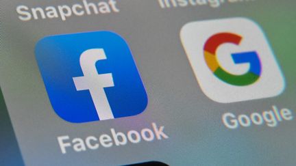 L'ONG Amnesty International&nbsp;qualifie&nbsp;le modèle économique des géants du numérique Facebook et Google de "menace systémique pour les droits humains". (DENIS CHARLET / AFP)