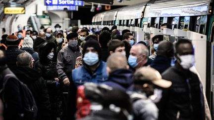 Des voyageurs portent le masque dans le métro, à Paris, le 14 mai 2020. (PHILIPPE LOPEZ / AFP)