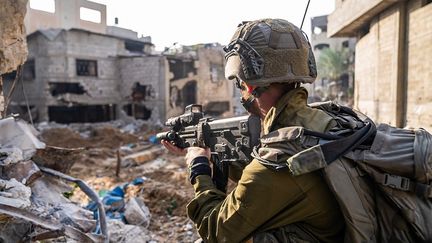 Un soldat israélien dans la bande de Gaza, le 22 décembre 2023. (ISRAELI ARMY / AFP)