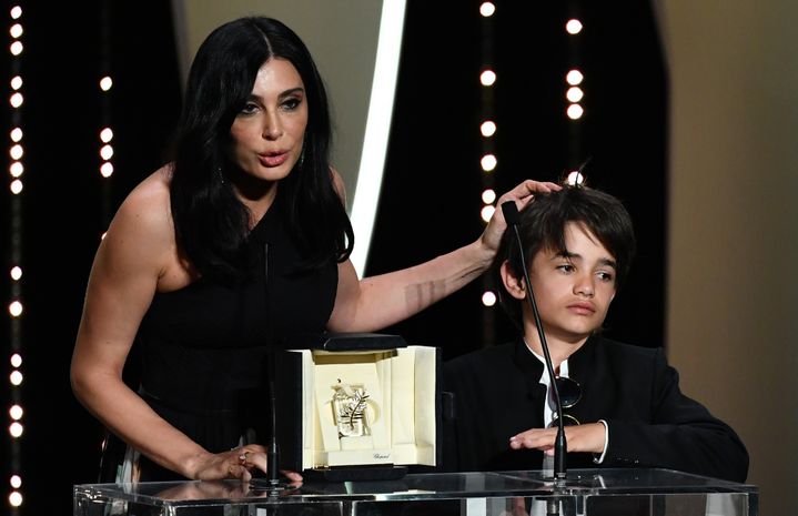 La lauréate du Prix du jury Nadine Labaki pour le film "Capharnaüm" a délivré un discours très politique sur les conditions d'accueil des migrants au Liban, aux côtés du jeune acteur Zain Alrafeea
 (ALBERTO PIZZOLI / AFP)