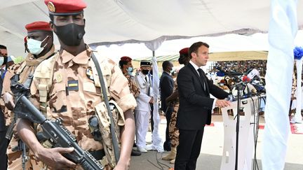 Emmanuel Macron aux obsèques du président tchadien Idriss Déby (23 avril 2021). (ISSOUF SANOGO / AFP)