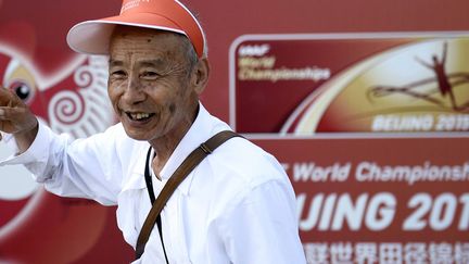 Un homme salue la presse dans le stade "Nid d'oiseau" à Pékin, 20 août 2015 (FRANCK FIFE / AFP)