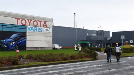 Arrêtée à la mi-mars, la production de l'usine Toyota d'Onnaing (nord),&nbsp;où travaillent 4 500 salariés, va reprendre le 21 avril. (FRANCOIS LO PRESTI / AFP)