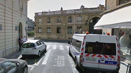 La polici&egrave;re a &eacute;t&eacute; renvers&eacute;e&nbsp;&agrave; l'angle des rues de Duras et du Faubourg-Saint-Honor&eacute;, devant l'Elys&eacute;e, &agrave; Paris. (GOOGLE STREET VIEW)