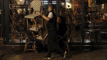 Un bar ferme à Paris le 28 septembre 2020 (GEOFFROY VAN DER HASSELT / AFP)