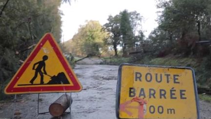 Début novembre, la tempête Ciaran avait entraîné des coupures d’électricité dans plusieurs milliers de foyers, en Bretagne notamment. Enedis, gestionnaire du réseau, a indiqué que les sinistrés seront indemnisés. (franceinfo)