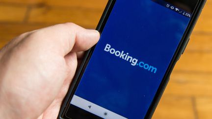 L'application&nbsp;de la plateforme&nbsp;de réservation d’hébergement&nbsp;Booking.com. (photo d'illustration) (RICCARDO MILANI / HANS LUCAS)