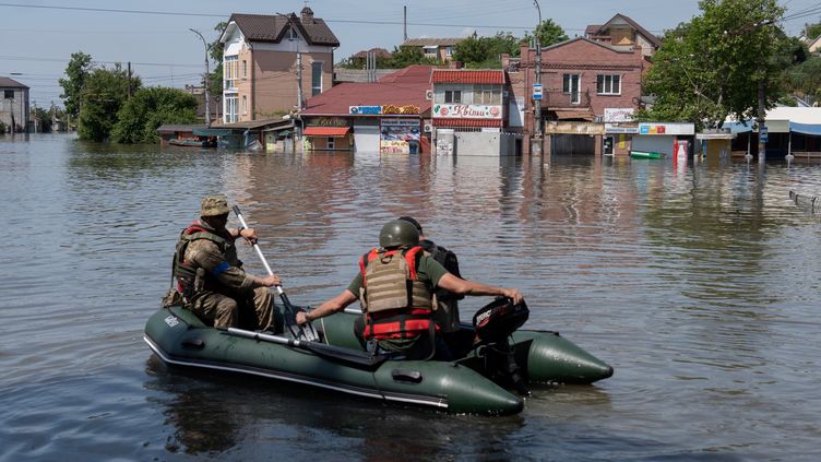 Des soldats ukrainiens procèdent à des évacuations, le 7 juin 2023 près de Kherson en Ukraine. (ALEKSEY FILIPPOV / AFP)