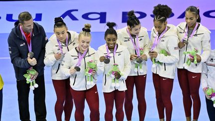 Les Américaines célèbrent leur titre de championneS du monde, à Anvers, le 4 octobre 2023. (DIRK WAEM / AFP)