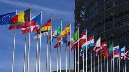 Drapeaux devant la Commission Européenne.