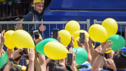 Des supporters brésiliens applaudissaient Neymar et ses coéquipiers devant l'hôtel Mirage, où ils sont installés, à Kazan, en Russie le 5 juillet 2018.&nbsp; (LUIS ACOSTA / AFP)