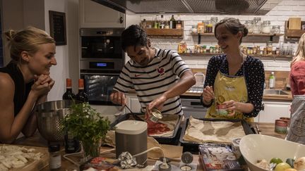 Les habitants de la Casa verde, un logement en coliving, préparent collectivement des pizzas, à Créteil (Val-de-Marne), le 3 septembre 2019. (LP/YANN FOREIX / MAXPPP)