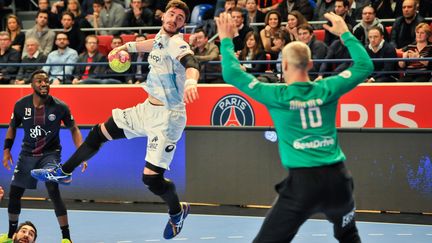 Ludovic Fabregas, l'un des Montpellierains champions du monde en 2017, face aux Parisiens Omeyer et Abalo (JEAN-YVES LHORS / MAXPPP)