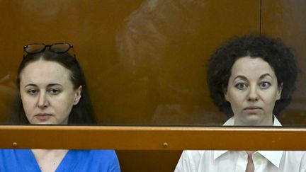 La metteuse en scène russe Evguénia Berkovitch (à droite) et sa collègue dramaturge Svetlana Petriïtchouk, dans le box des accusées lors de l'annonce du verdict à Moscou, le 8 juillet 2024. (ALEXANDER NEMENOV / AFP)