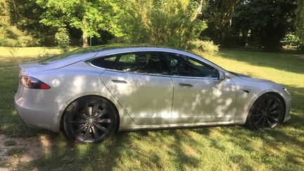 L'arrivée de Tesla (ici Modèle 100D) a considérablement changé l'image de la voiture électrique. (SERGE MARTIN FRANCE INFO)