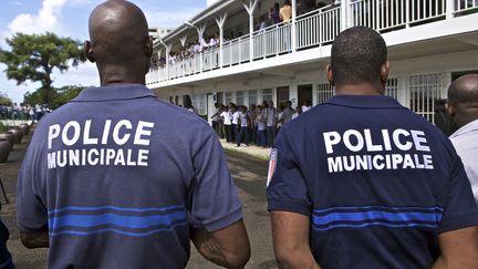 Des policiers municipaux à Schœlcher en Martinique, le 22 septembre 2010. (PATRICE COPPEE / AFP)