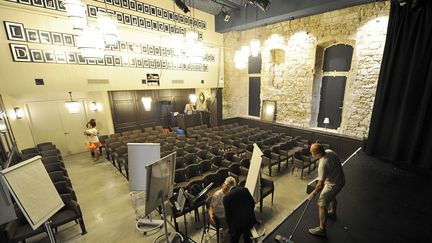 Les employés du "Théâtre Barretta", baptisé ainsi en l'honneur de Blanche Barretta, grande actrice originaire d'Avignon et sociétaire de la Comédie française, s'affairent avant la première de "L'influence de l'odeur des croissants chauds sur la bonté humaine".
 (Vincent Damourette pour Culturebox)