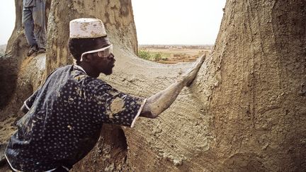 a réalisé ce reportage en 2007, l’année du centenaire de la mosquée de Djenné. C’était la première fois, depuis les années cinquante, que la population unifiée, participait en chœur à l’événement. Djenné, ville malienne d’environ 13.000 habitants, est située au confluent des fleuves Niger et Bani. Chaque année, ses habitants crépissent leur lieu de culte avant la saison des pluies pour le protéger de l’érosion. La Mosquée de Djenné est, depuis le tremblement de terre de Bâm en Iran, le plus vieil édifice en banco (terre crue) encore debout. Elle est classée au patrimoine mondial de l’Unesco. (Philippe Masson)