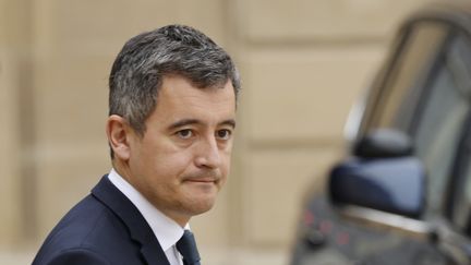 Le ministre français de l'Intérieur Gérald Darmanin marche après une  réunion à l'Elysée à Paris le 15 décembre 2021. (LUDOVIC MARIN / AFP)