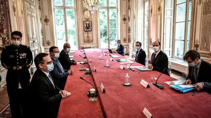 Le Premier ministre Jean Castex rencontre&nbsp;les délégations d'élus calédoniens à Paris, le 26 mai 2021. (STEPHANE DE SAKUTIN / AFP)