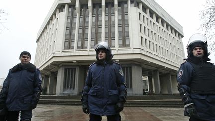 Des forces du minist&egrave;re de l'Int&eacute;rieur montent la garde devant le Parlement de Crim&eacute;e &agrave; Simferopol (Ukraine), le 27 f&eacute;vrier 2014, o&ugrave; des militants pro-russes se sont introduits. (DAVID MDZINARISHVILI / REUTERS)