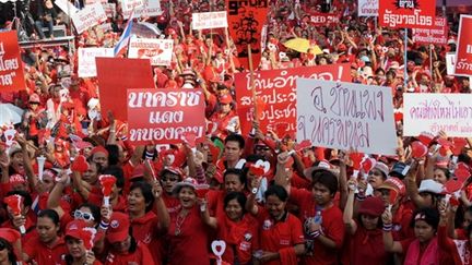 Des Chemises rouges, manifestants pro-Thaksin, à Bangkok, en Thaïlande, le 8 avril de 2009. (© AFP/CHRISTOPHE ARCHAMBAULT)