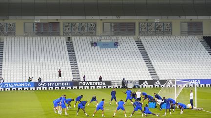 Les joueurs de champ de l'équipe de France, au complet, lors de l'entraînement à Doha (Qatar), le 17 décembre 2022. (PETR DAVID JOSEK / AP / SIPA)