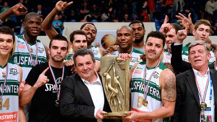 La JSF Nanterre, vainqueur de la Coupe de France le 11 mai dernier, pensait bien à ce moment-là tenir sa qualification pour l'Eurocoupe. (LIONEL BONAVENTURE / AFP)