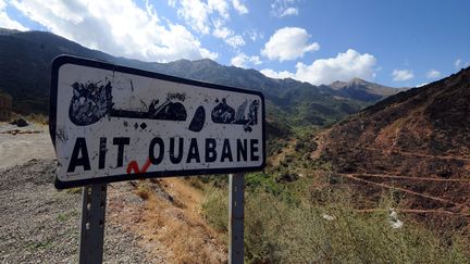 Un panneau indique l'entr&eacute;e d'un village proche de la zone de recherche des ravisseurs de l'otage fran&ccedil;ais ex&eacute;cut&eacute; Herv&eacute; Gourdel par l'arm&eacute;e alg&eacute;rienne, le 23 septembre 2014, en Alg&eacute;rie. (FAROUK BATICHE / AFP)