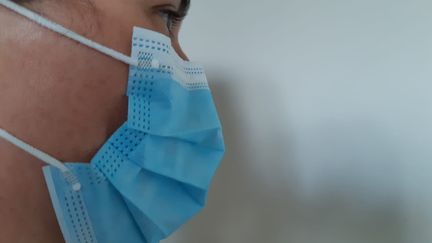 Une femme porte un masque chirurgical de protection. (FLORENCE GOTSCHAUX / FRANCE-BLEU DRÔME-ARDÈCHE)