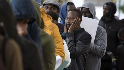 Les migrants font la queue lors de la deuxième phase d'une campagne de régularisation à Rabat, le 15 décembre 2016. (FADEL SENNA / AFP)