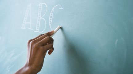 Une &eacute;tude du CNRS, publi&eacute;e le 10 janvier 2014, met en &eacute;vidence une discrimination dans les &eacute;coles priv&eacute;es li&eacute;e &agrave; l'origine des parents. (JAMIE GRILL / TETRA IMAGES RF / GETTY IMAGES)