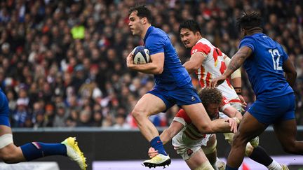 L'ailier du XV de France Damian Penaud s'infiltre dans la défense du Japon lors du test-match du 20 novembre 2022, à Toulouse. (LIONEL BONAVENTURE / AFP)