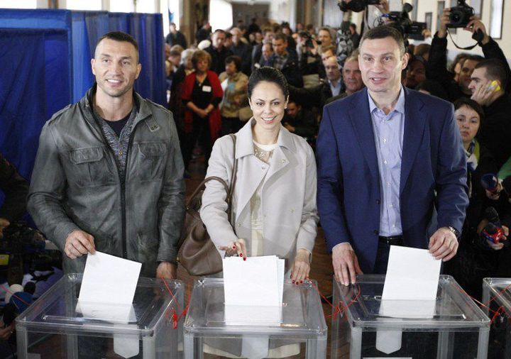 Le maire de Kiev et ancien boxeur catégorie poids lourds Vitali Klitschko (à droite) vote en compagnie de sa femme Natalia Egorova et de son frère, lui aussi boxeur (cat. poids légers) Vladimir, le 25 octobre 2015. (STR/NurPhoto)