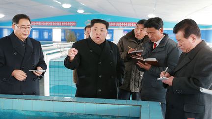 Le leader nord-coréen Kim Jong-un dans une usine, sur une photo diffusée par l'agence de propagande nord-coréenne KCNA, le 28 novembre 2017. (AFP)