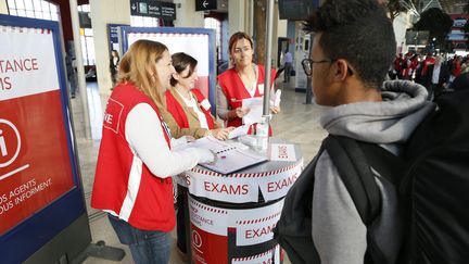 Des agents SNCF mobilis&eacute;s pour guider les voyageurs p&eacute;nalis&eacute;s par la gr&egrave;ve, la 16 juin 2014 &agrave; Marseille (Bouches-du-Rh&ocirc;ne).&nbsp; (  MAXPPP)