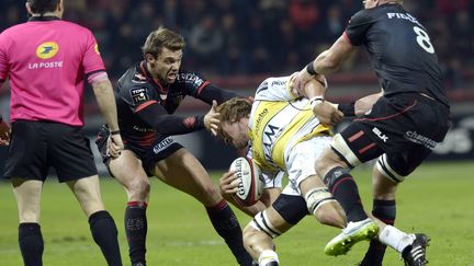 Le Rochelais Zeno Kieft pris par le Toulousain Vincent Clerc (REMY GABALDA / AFP)