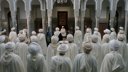 Ali Bey (en bleu), alias Domingo Badia, face au sultan du Maroc dans une scène du film "De sable et de feu" du réalisateur marocain Souheil Benbarka. (Photo du film "De sable et de feu" de Souheil Benbarka)