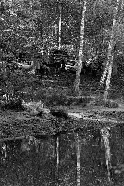 Des policiers examinent&nbsp;les lieux près de l'étang Rompu (Yvelines), le 30 octobre 1979, après la découverte du corps du ministre Robert Boulin.&nbsp; (MICHEL CLEMENT / AFP)