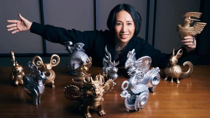 Pour ouvrir l’année de la Chine au musée Guimet, Jiang Qiong Er, artiste plasticienne et designer originaire de Shanghai, a conçu des installations monumentales et spectaculaires pour une réinterprétation contemporaine et imaginative de symboles culturels et mythologiques chinois. (Guo Yi @Studio One+.pic)