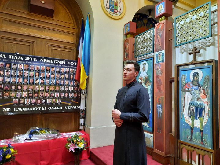 Oleksandr Bilyk, séminariste en la cathédrale Saint-Volodymyr-le-Grand, à Paris (France) le 22 février 2022 (AGATHE MAHUET / FRANCEINFO / RADIO FRANCE)