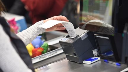 Une caissière imprime un ticket de caisse dans un supermarché Extra, le 19 janvier 2018, à Coucelles (Belgique). (JEAN-LUC FLEMAL / BELGA MAG / AFP)