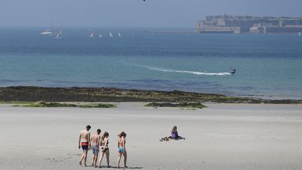 La plage de Cherbourg-Octeville (Manche), le 27 juin 2018. (CHARLY TRIBALLEAU / AFP)