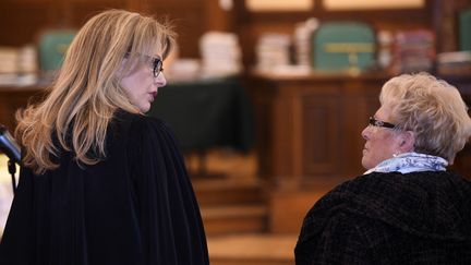 Dominique Boh-Petit (à gauche) et sa cliente Chantal Beining, le 25 avril 2017 à Metz (Moselle). (JEAN-CHRISTOPHE VERHAEGEN / AFP)