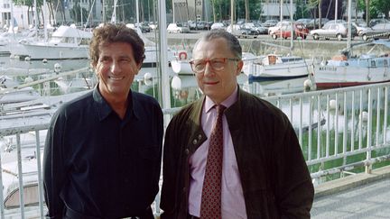 Jack Lang, alors ministre de la Culture, en compagnie de Jacques Delors au port de Lorient (Morbihan) en 1994. (PHILIPPE HUGUEN / AFP)