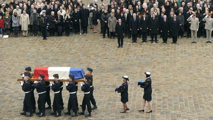 La d&eacute;pouille de St&eacute;phane Hessel salu&eacute;e par Fran&ccedil;ois Hollande dans la cour des Invalides, &agrave; Paris, le 7 mars 2013. (MAXPPP)